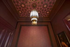 gilded-ceiling-decoration-luxury-bathroom-pigmentti