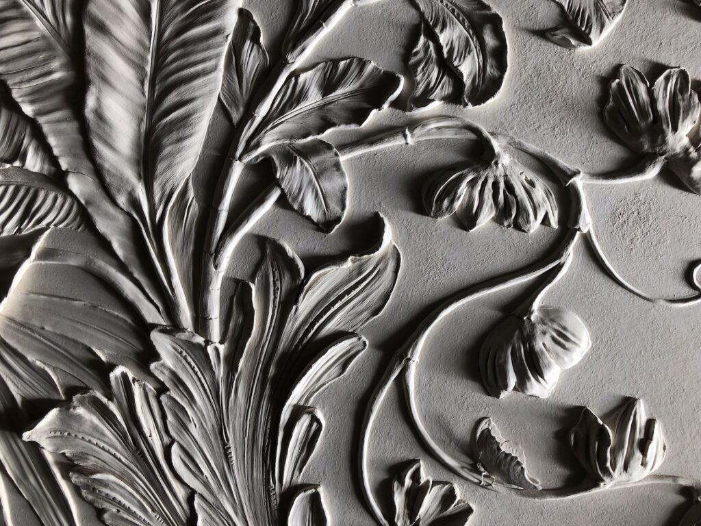 As artisanal decorators here at Pigmentti, we use a number of skills to reinstate high quality craftsmanship and decoration in modern-day interior design. One of these techniques is bas-relief sculpture.